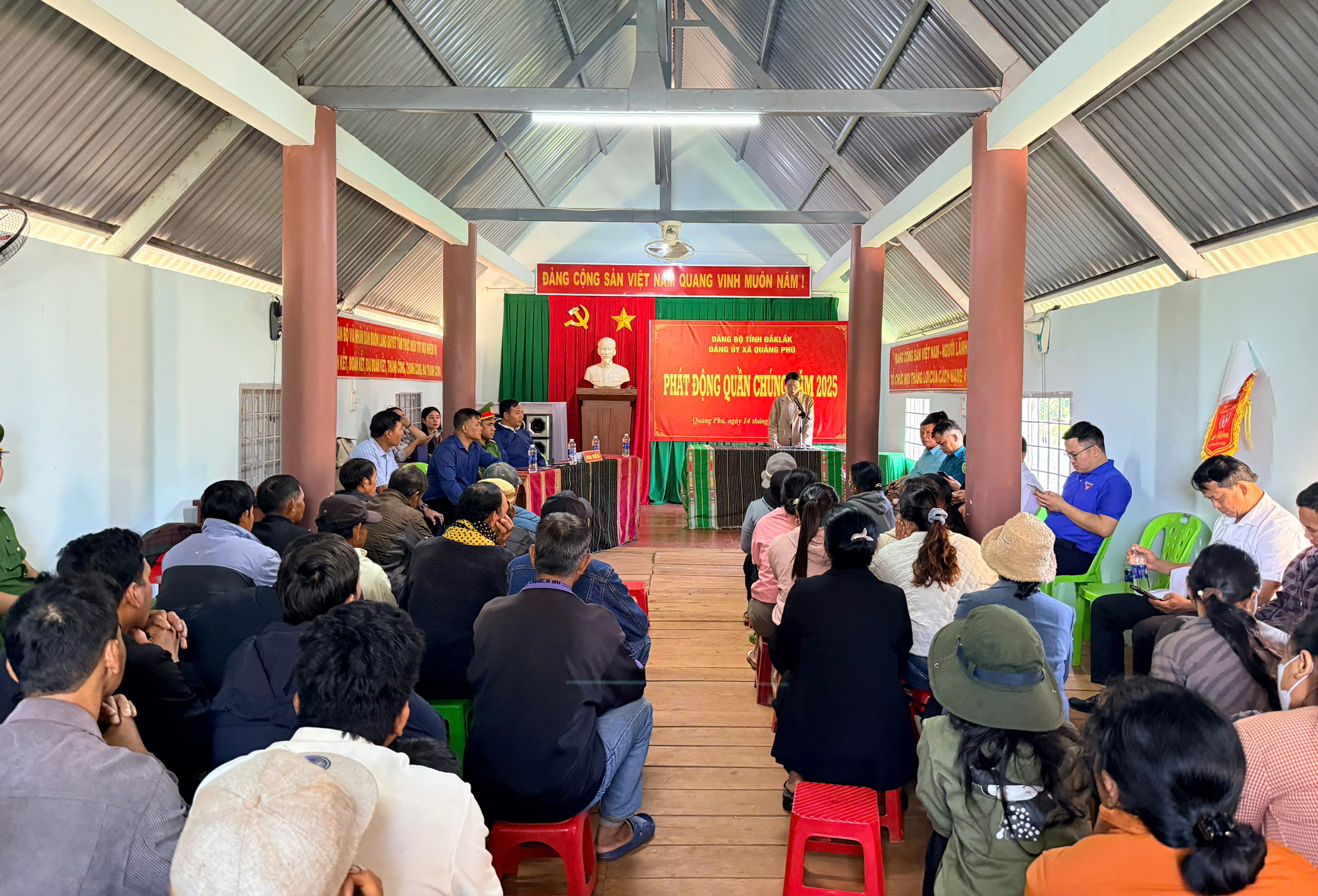 Quang cảnh buổi phát động quần chúng tại buôn Lang